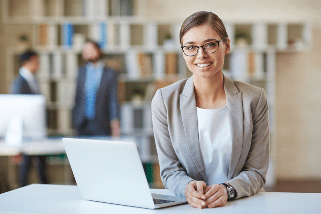 Une employée heureuse