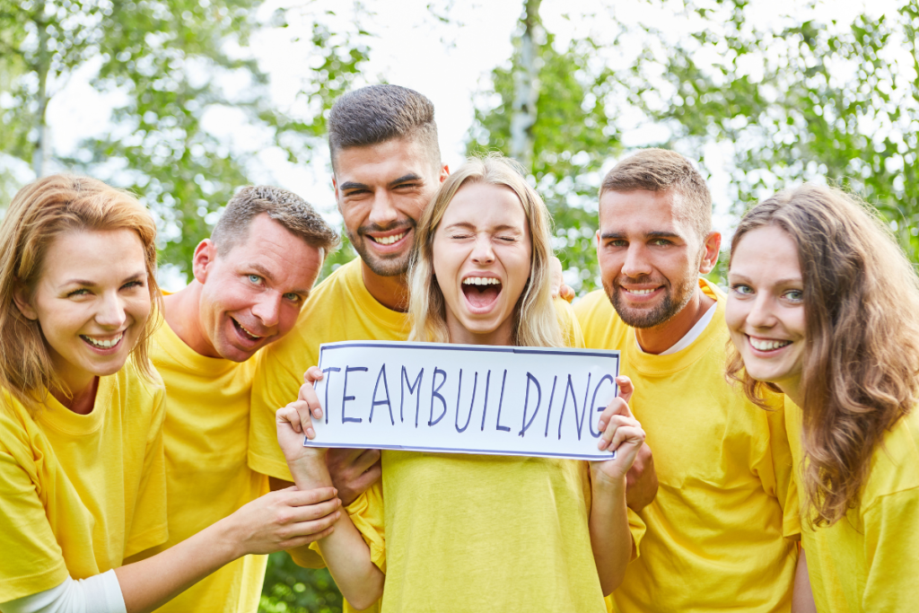 Darüber hinaus empfehlen unsere Berater die Organisation von Teambuilding-Veranstaltungen zur Verbesserung des sozialen Klimas.